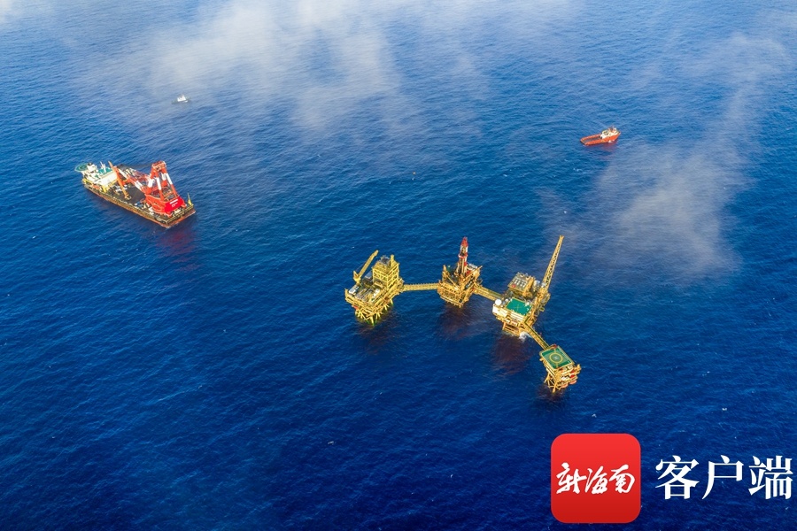 资料图：2月28日，“深海一号”二期综合处理平台安装完成。中国海油供图