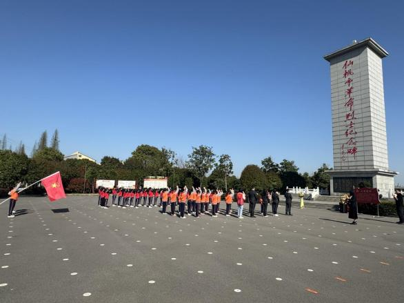 仙桃干河街道大手拉小手活动：清明祭扫