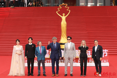 组图：中外影人踏上第十四届北京国际电影节闭幕式红毯