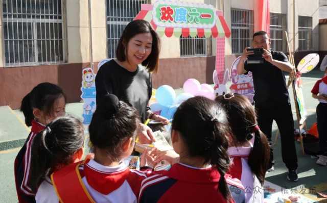 临县南关小学“爱心集市”热闹开市