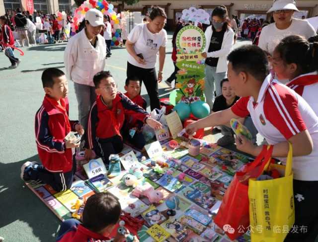 临县南关小学“爱心集市”热闹开市