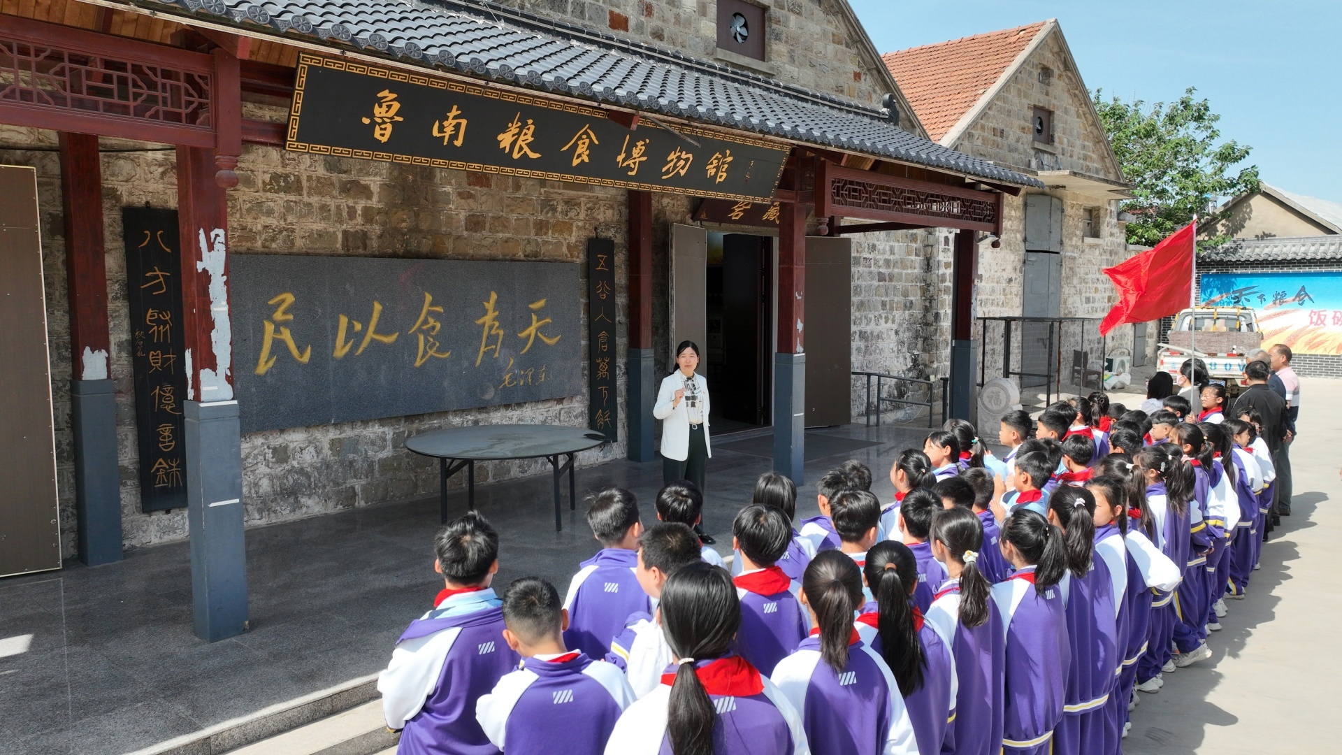 近日，山东省临沂市郯城县马头镇中心小学学生走进“鲁南粮食博物馆”，上了一堂别开生面的“节粮课”，同学们也在老师的带领下学习了农耕文化知识，体验了农具的使用方法。