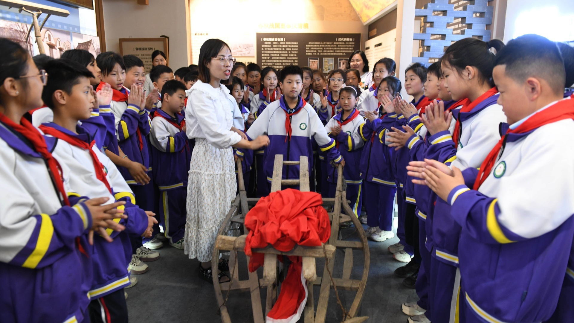 学生实地学习农耕工具的使用方法。