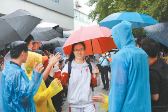 北京：高考首日迎降雨 家长老师送温情