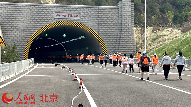 京蔚高速（百花山段）开通在即 千余人徒步“打卡”新高速