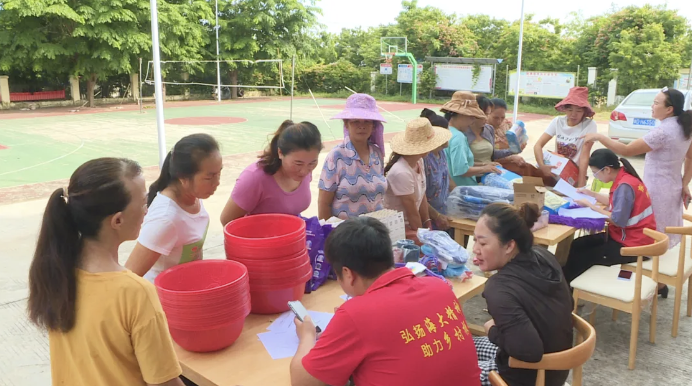 在乐妹村村委会院内，村民们正使用参与乡村治理所得积分兑换生活用品。东方市融媒体中心供图