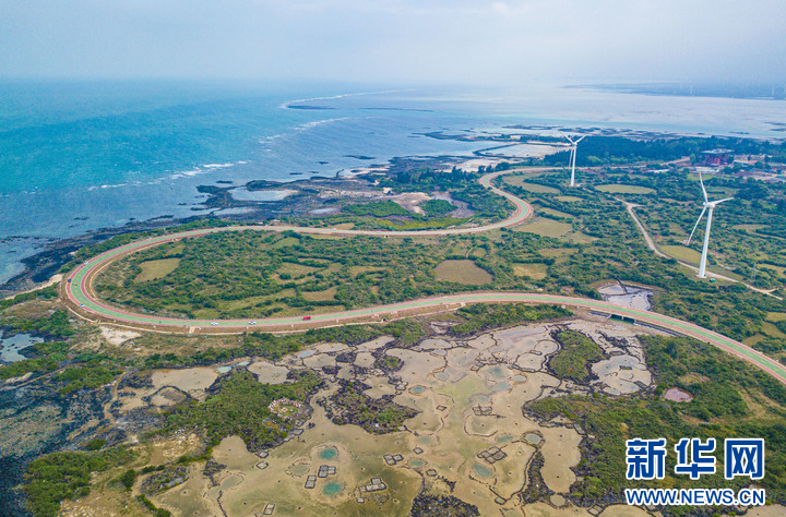 海南环岛旅游公路儋州段一角。新华社记者 蒲晓旭 摄