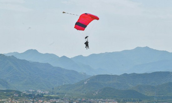 八达岭机场低空“起飞”