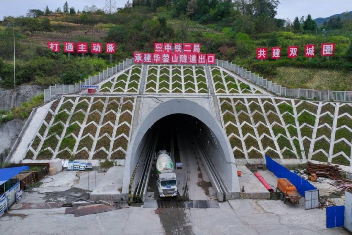 国庆期间四川多条在建高铁建设忙碌施工