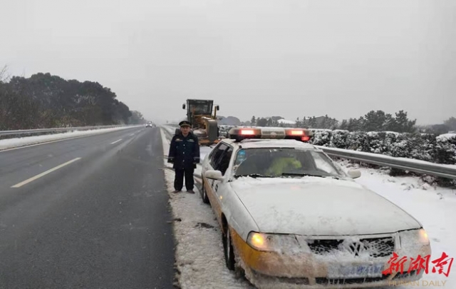 岳阳部门合力“战”风雪保畅通