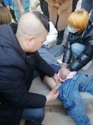 湖南新化：未成年男子受伤倒地 火车站工作人员及时施救