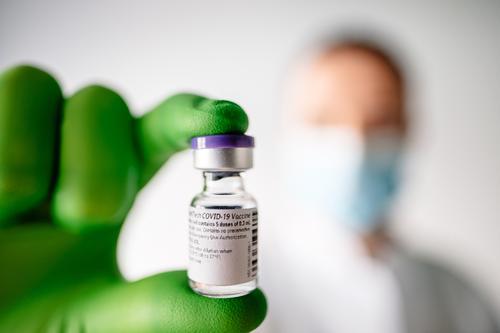 六问六答，《科学新闻》探讨新冠疫苗接种