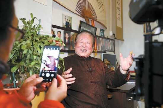 胡同里的北京：83岁口技大师玩抖音秀绝活儿