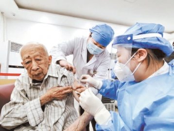 北京东城百岁老人接种新冠疫苗