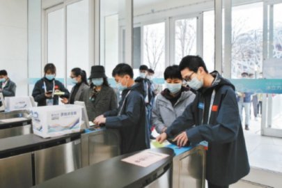 冰立方学生志愿者站在舞台前服务相约北京测试活动