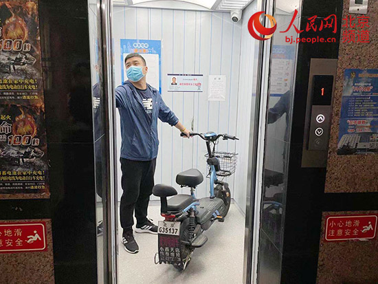 电动自行车进梯入户危害大北京：街道社区尝试一“疏”一“堵”见成效