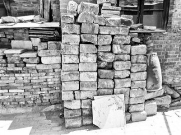 居民院内发现50余块古城砖专家：初步判断部分为明代烧制