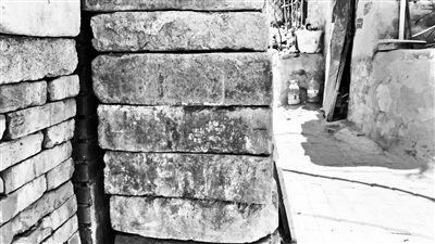 居民院内发现50余块古城砖专家：初步判断部分为明代烧制