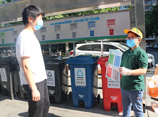 桶前值守齐参与北京石景山151个社区开展周末守桶活动