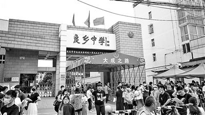 今年北京各高考考点严防聚集考点为家长分区设休息等候区
