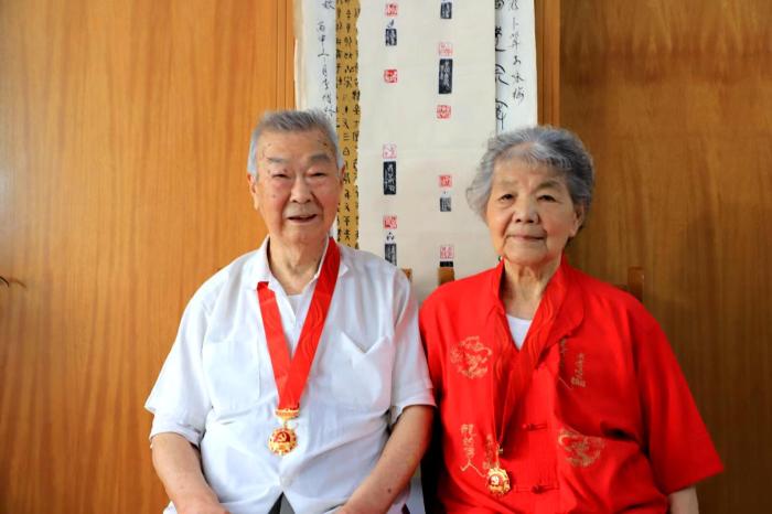 湖北一对九旬夫妻同授“光荣在党50年”纪念章