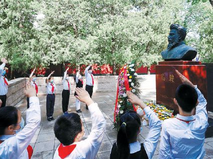 马骏烈士墓前感受烈士革命情操