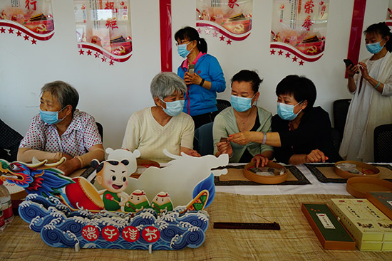 包粽子作香牌卢沟桥乡菜户营村村民共庆端午