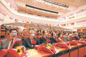 北京表彰“三优一先”为老党员颁发“光荣在党50年”纪念章