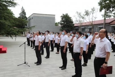 <b>北京丰台200名新党员代表长辛店二七纪念馆前宣誓</b>