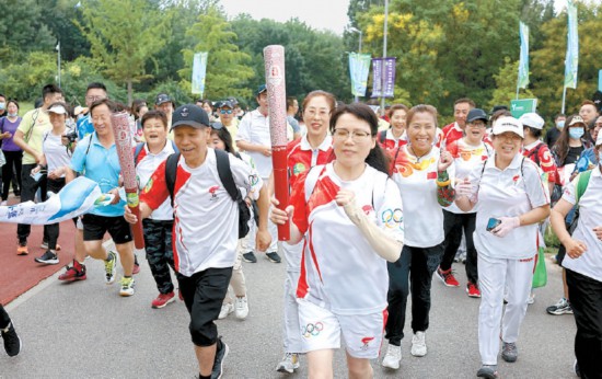 奥园迎冬奥举办健步跑