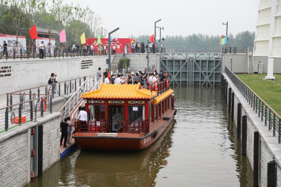 6月26日，游船停靠在北京市通州区甘棠船闸内。新华社记者 田晨旭 摄