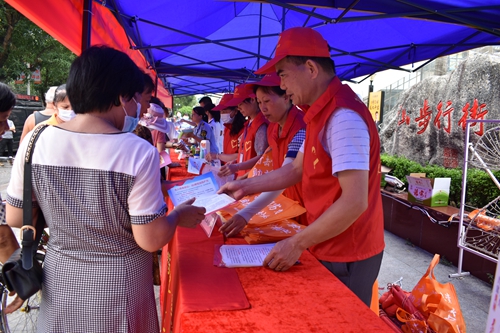 【我为群众办实事】灵山县农业农村局组织参加食品安全周集中宣传日活动