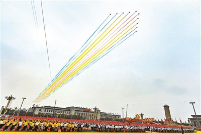 庆祝大会71架空军“战鹰”飞越广场巨型党旗悬机身
