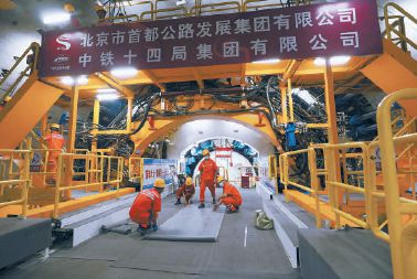 国产最大直径盾构机开动东六环改造工程地下隧道开挖