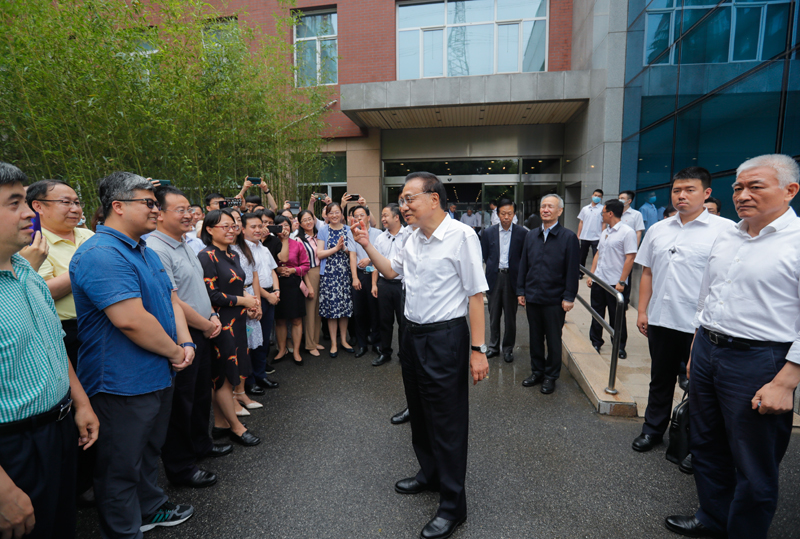  李克强考察国家自然科学基金委并主持召开座谈会