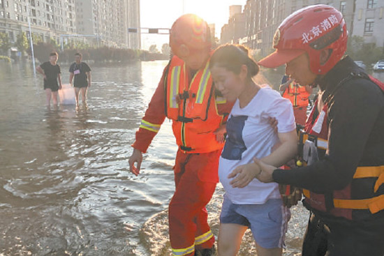 北京消防员在新乡展开生命营救