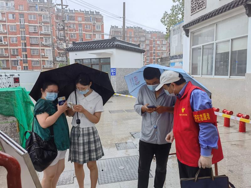 南京雨花台检察志愿者全力以赴助力疫情防控
