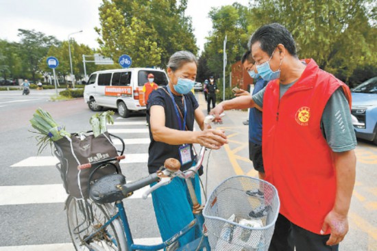 昌平龙泽园街道小区解封居民第一时间报名当志愿者