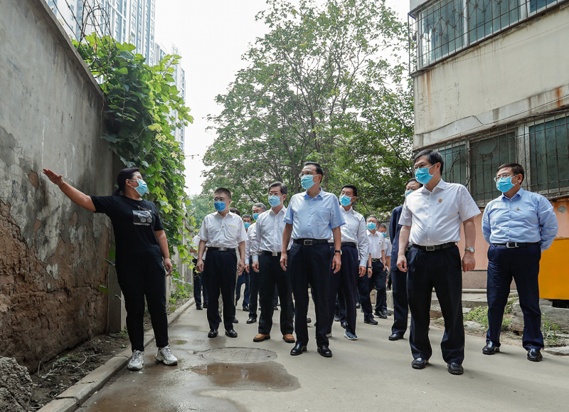  李克强走进郑州特大暴雨受灾小区，关切询问“还有什么困难”