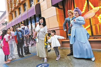 降雨难挡游客体验环球城市大道游客买电影票只为提前观光购物