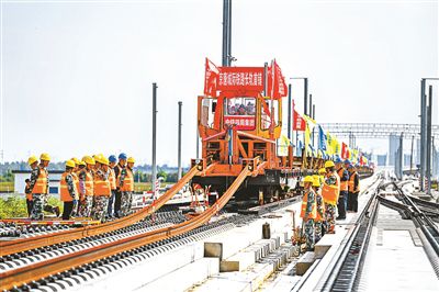 京唐城际铁路铺轨