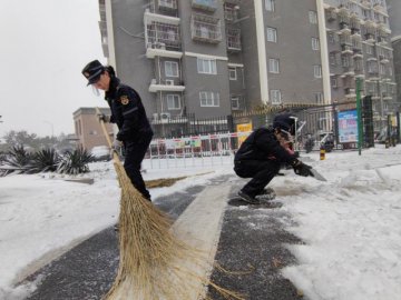 雪情就是命令通州城管迅速集结开展扫雪铲冰工作