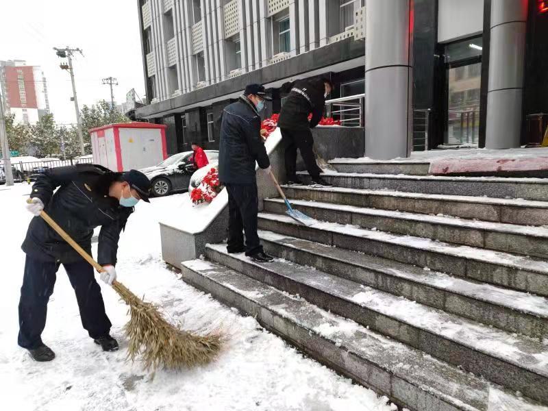 2021年冬季首轮降雪丰台城管开展扫雪铲冰专项执法检查