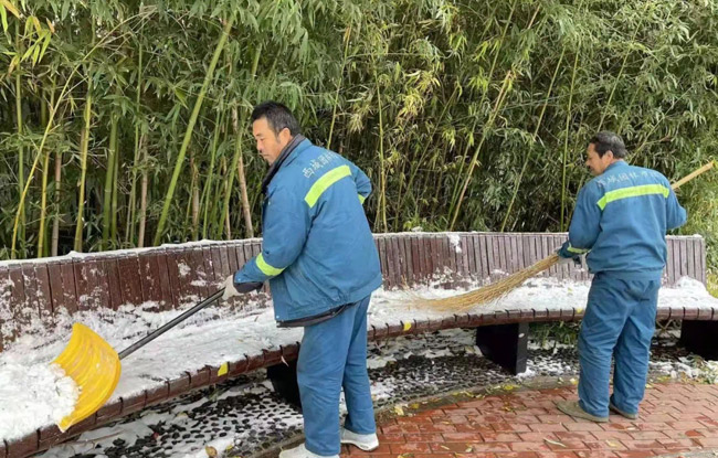 西城区积极开展扫雪铲冰作业确保道路畅通