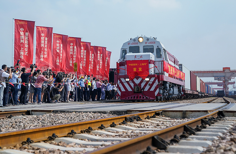  不可逆转的历史进程——从以习近平同志为核心的党中央引领新时代变革性实践看实现中华民族伟大复兴