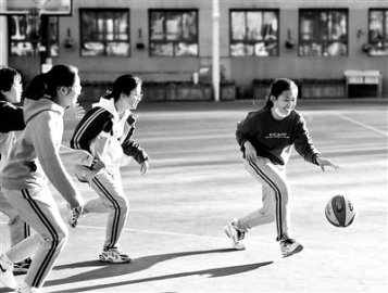 北京中学建十二年一贯制体育课程体系校内每天至少两小时体育锻炼