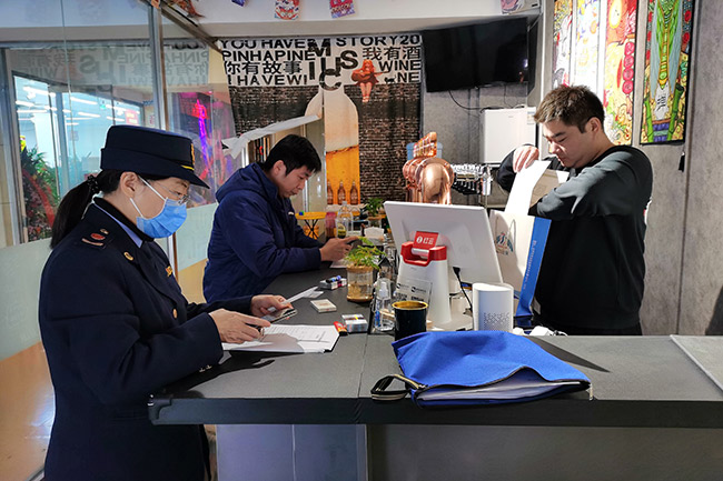 丰台区市场监管局东铁匠营街道所专项检查校园周边食品安全