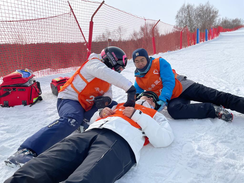 迎风踏雪 不负约定——滑雪赛道救援医生张辉良的冬奥故事