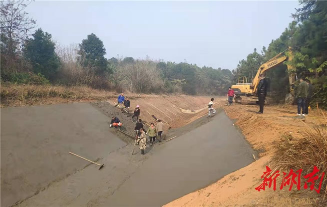 岳阳县水利局铁山渠道管理所抓抢有利天气对渠道等进行修复加固处理