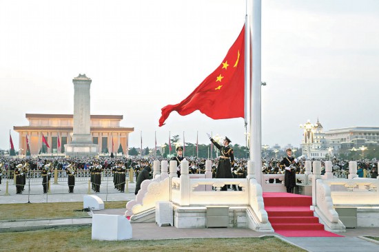 迎着新年的第一缕阳光，市民游客天安门广场观升旗